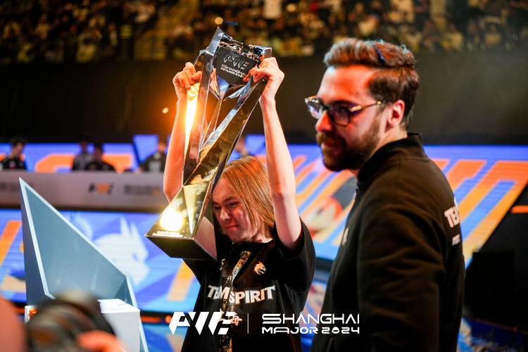 crashies 将继续为 Fnatic 参加 2025 年冠军赛，而 Leo 的未来仍然未知