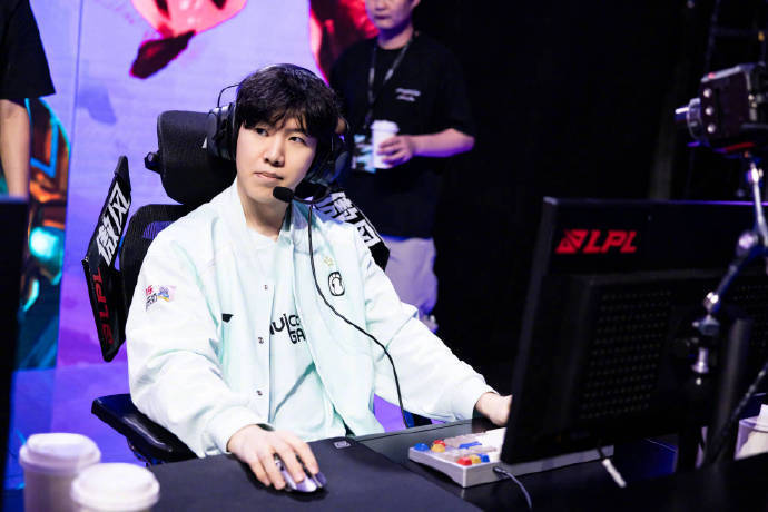 FaZe以2：0战胜NAVI，晋级2025年BLAST Open Fall lan 阶段